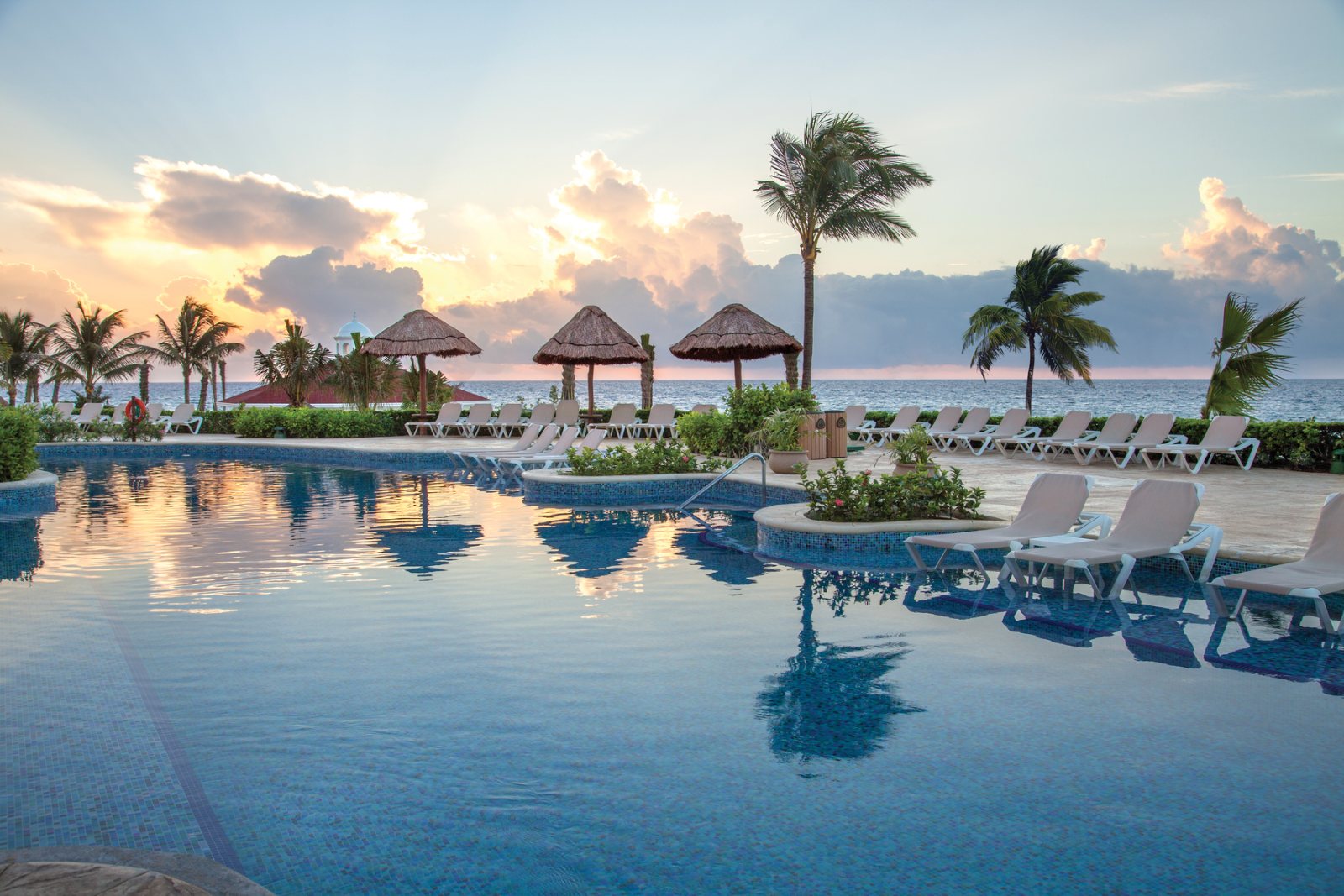 HRH_Riviera_Maya_Heaven_Pool_Sunrise